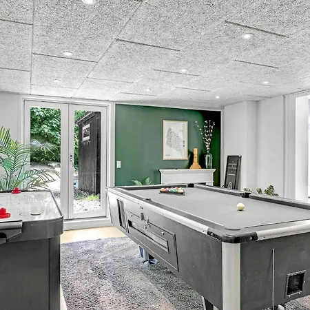 In Aakirkeby With Sauna Nyaraló